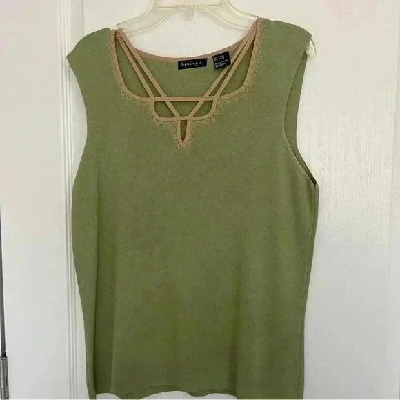 Bentley A. Tops - Tank top with tan design neckline